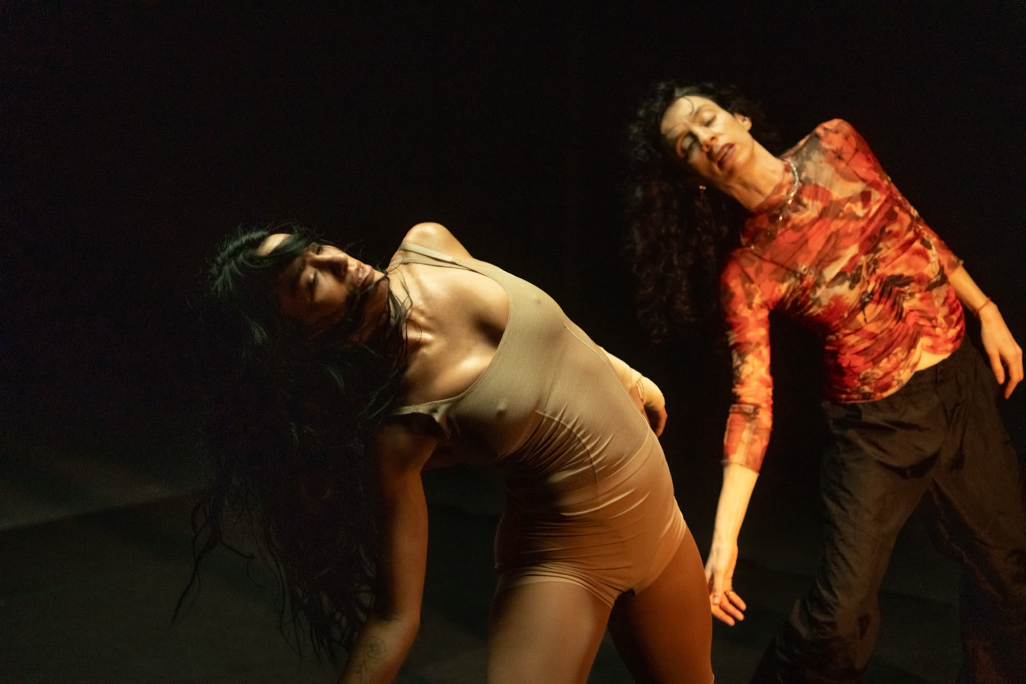 Leticia Mazur y Lali ensayando la coreografía, los dos cuerpos inclinados hacia atrás