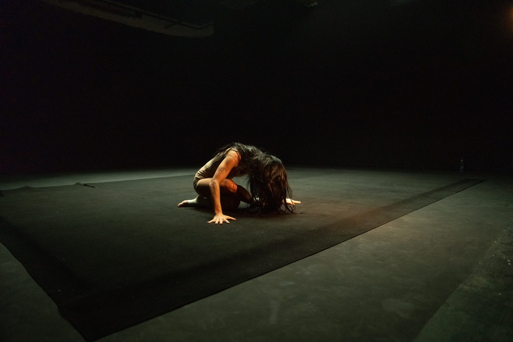 Lali en el piso, durante la coreografía
