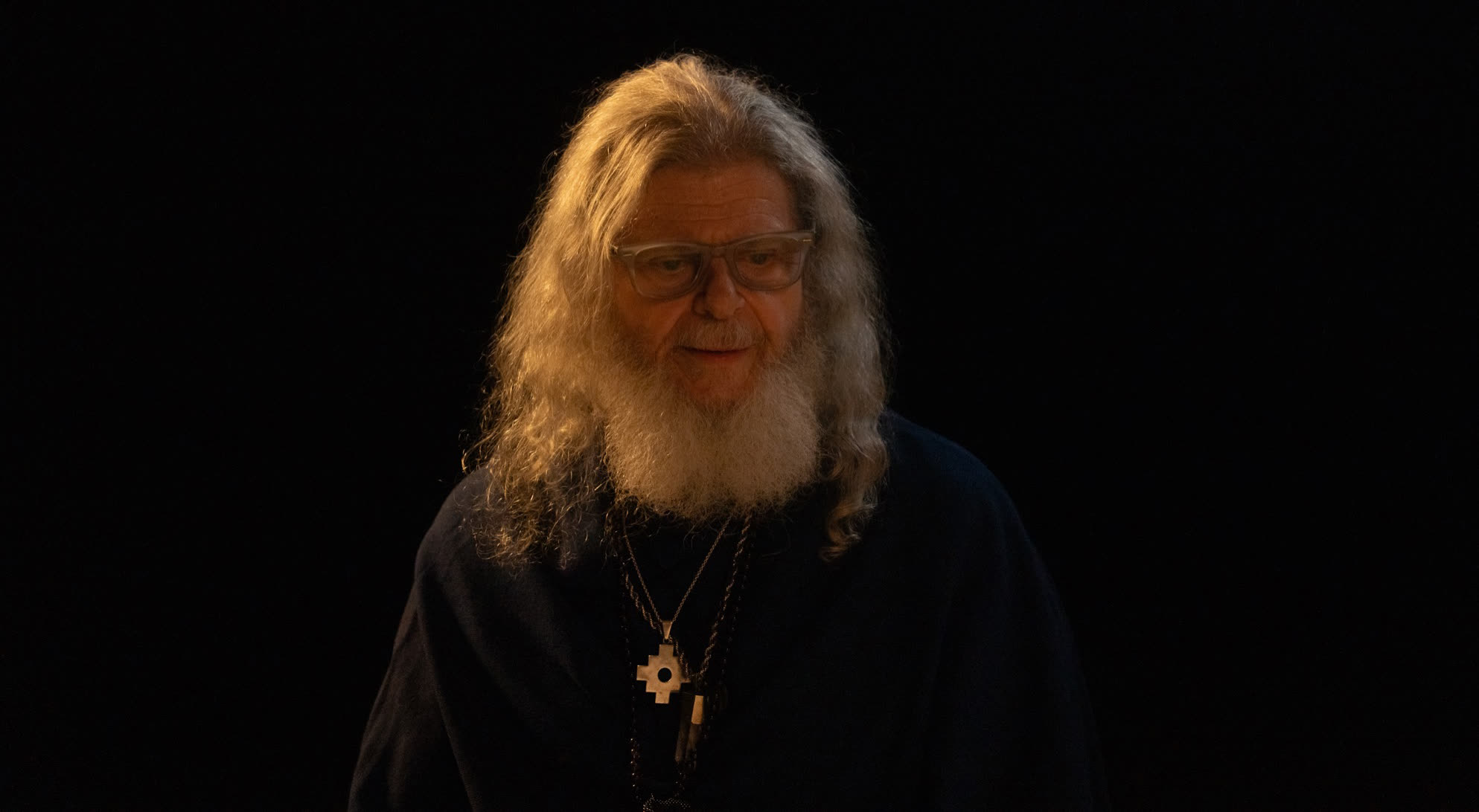 Gustavo Santaolalla, retrato en el set negro, grabando los coros