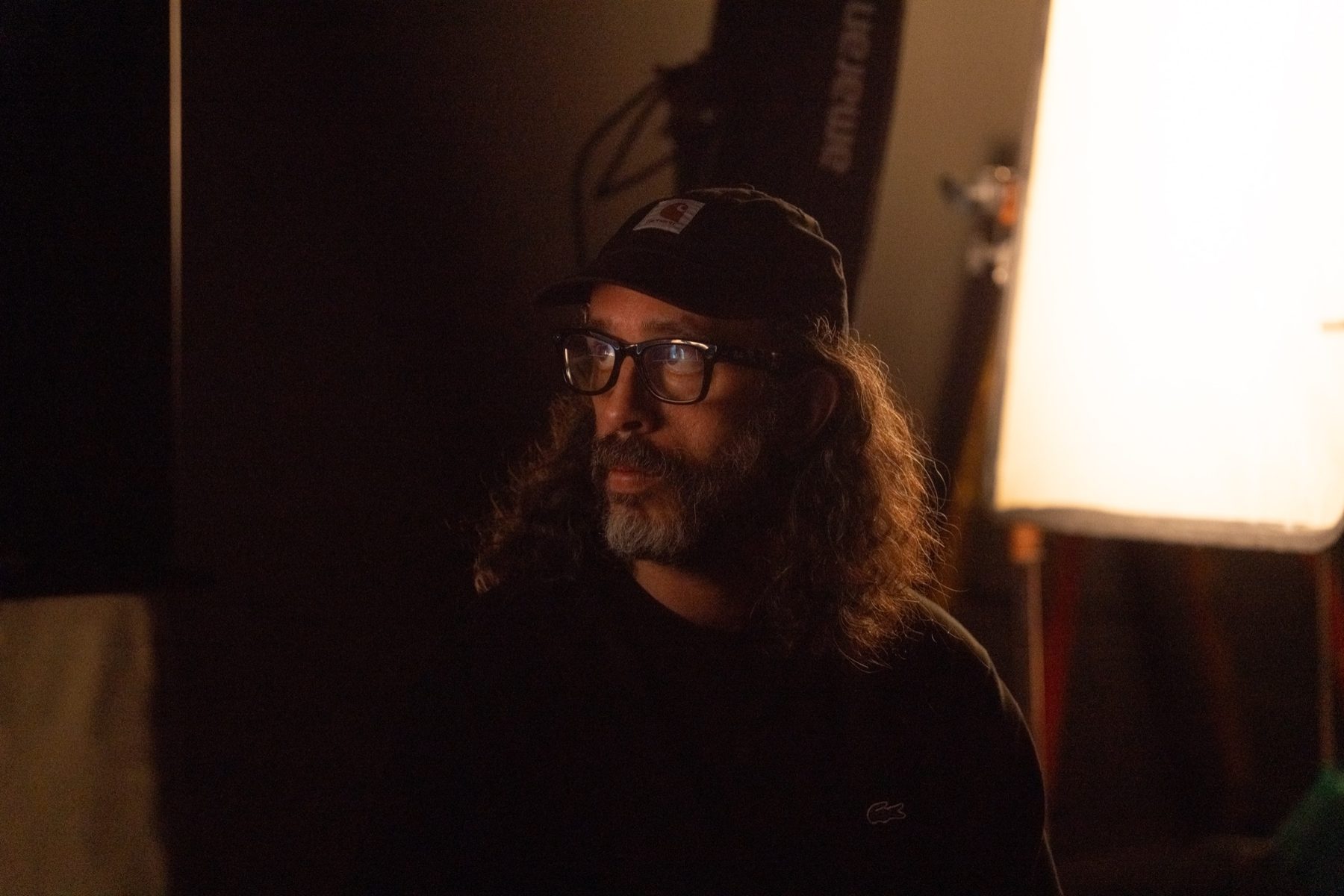 Tomás García en el set, con gorra y anteojos, frente a una luz