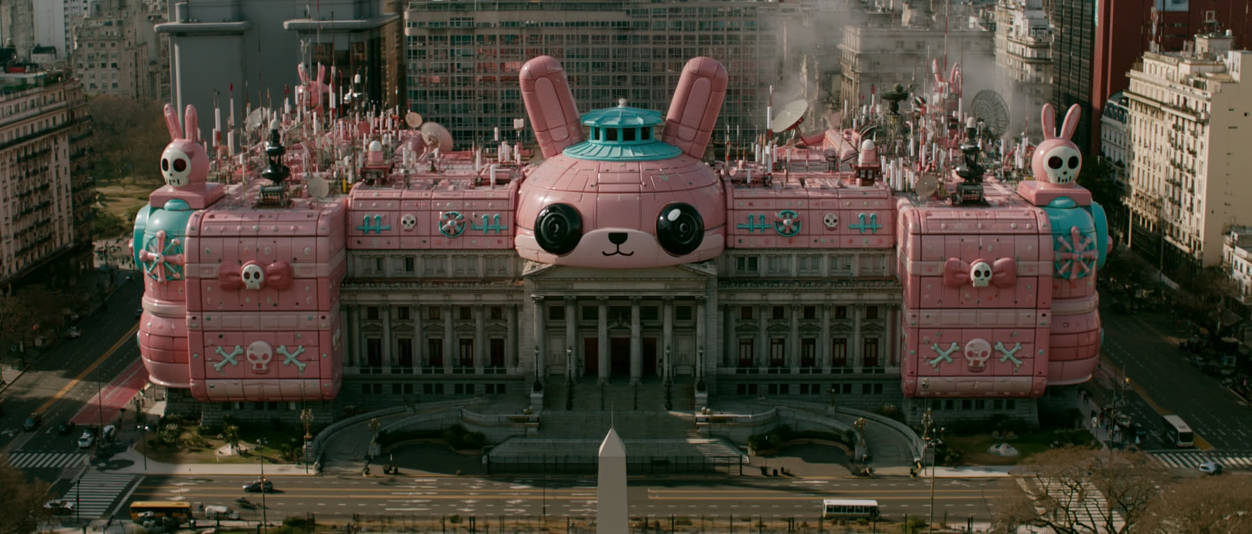 La ciudad: un edificio público coronado por un conejo gigante de plástico rosa
